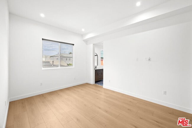 Building Photo - 2324 S Dunsmuir Ave