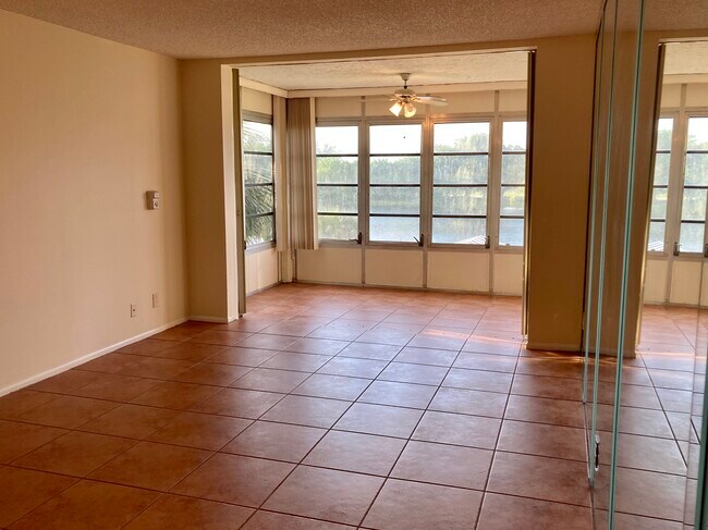 Building Photo - 9440 Poinciana Pl
