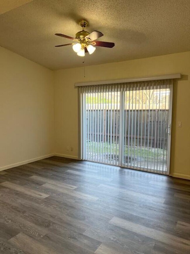 Building Photo - COMPLETELY REMODELED 2 BEDROOM DUPLEX IN ROCKLIN!!