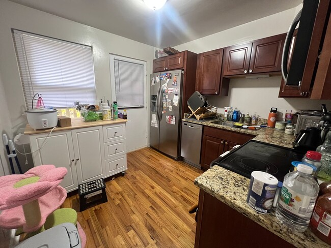 Building Photo - Ravenswood Renovated One Bedroom