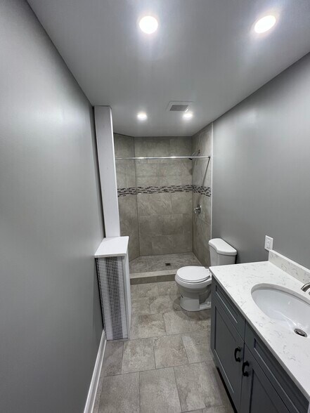 Bathroom - 3240 W Polk St