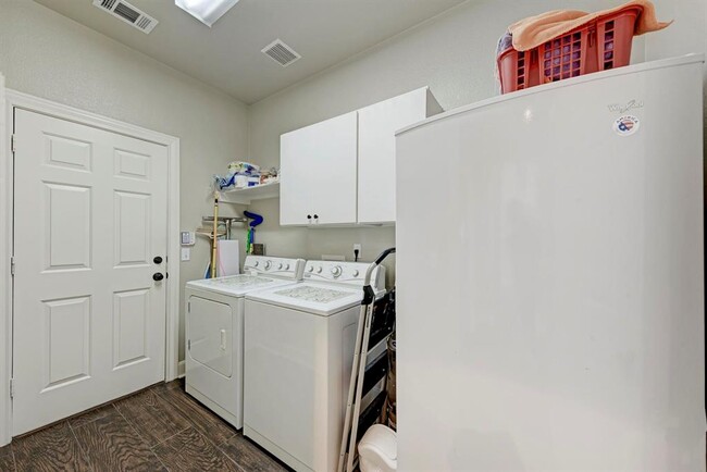 Building Photo - 8236 Phantom Canyon Dr