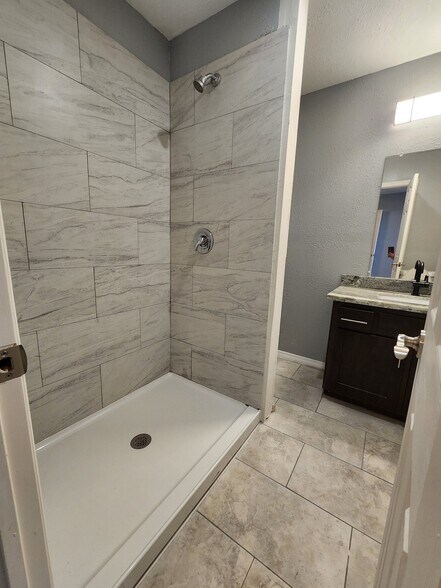 Building Photo - 418 E 1st St