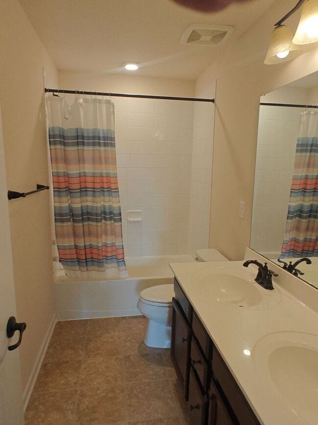 Building Photo - Large 4 bedroom home with recreational roo...