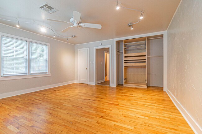 Building Photo - 628 W Comanche St