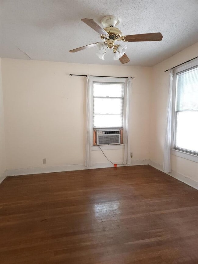 Building Photo - 910 E 13th St