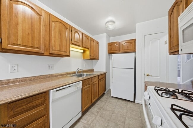 Building Photo - 4 Deer Hill Ct