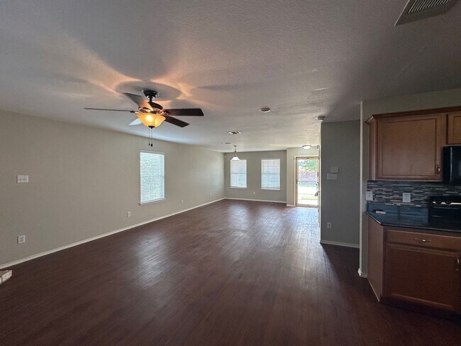 Building Photo - **Available 6/6/25**