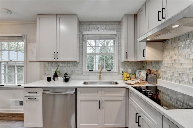 Building Photo - 1450 Cedarhurst Dr