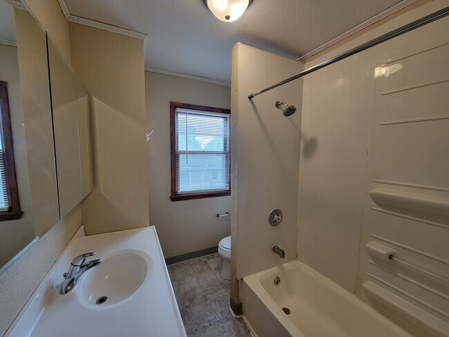 Building Photo - 604 W Seerley Blvd