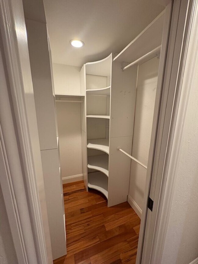 Building Photo - Los Gatos Family Townhome Ready for Move i...