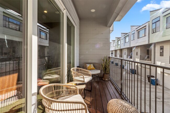 Building Photo - 2104 Dennis St