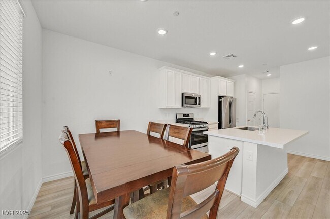 Building Photo - 8852 Flora Run Ave