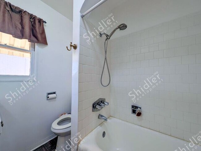 Building Photo - 2 Bedroom 1 Bath and 2 Massive Yard in North San Bernardino