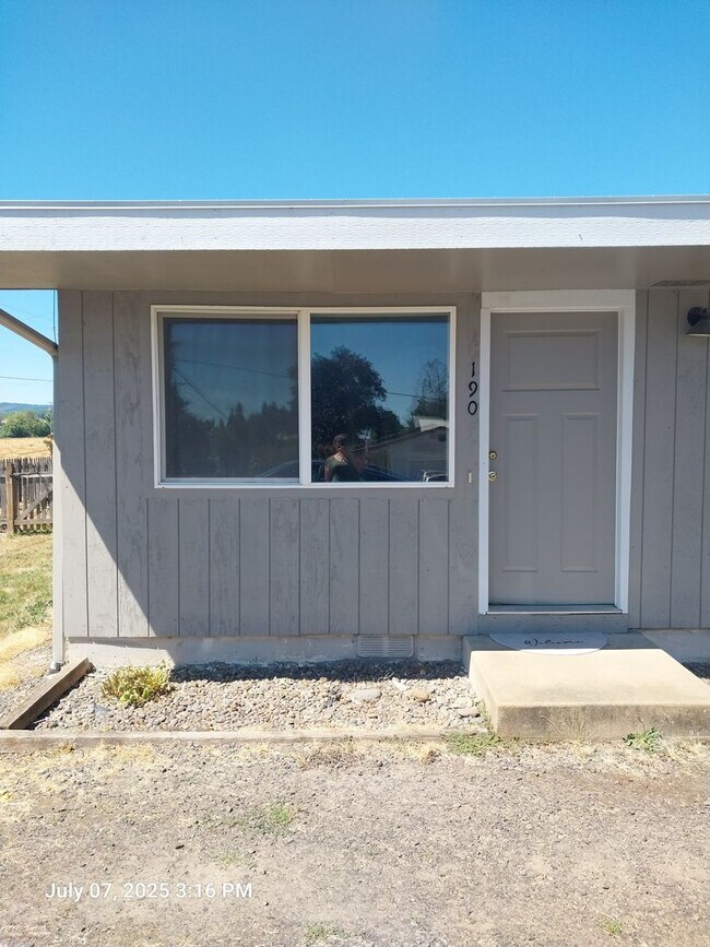 Building Photo - 170-190 Dahlia Street, Yamhill