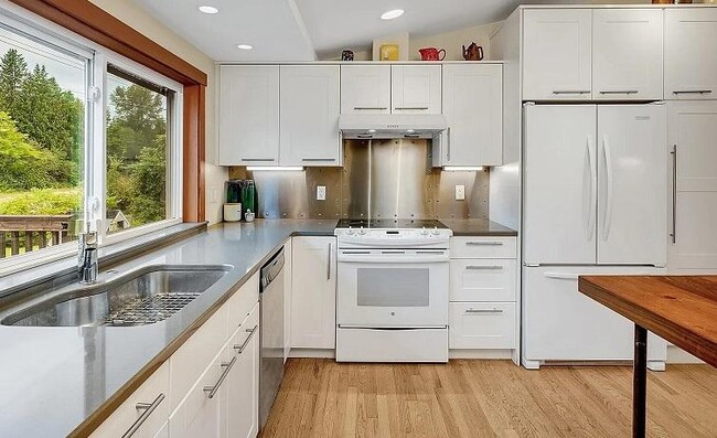 Building Photo - 3 bedroom in Bellevue WA 98006