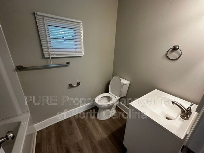 Building Photo - 204 Moore Dr