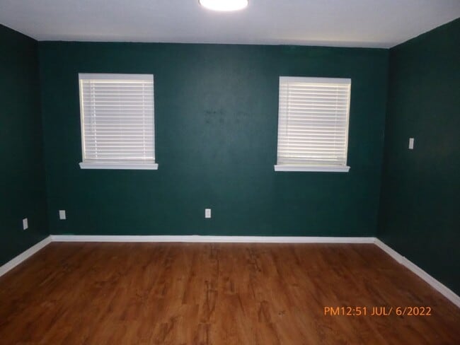 Building Photo - 2315 NE Village Dr