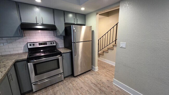 Building Photo - Open Concept Townhome with Balcony