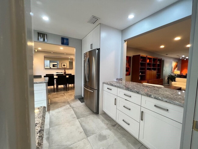 Building Photo - 4021 N Cypress Dr