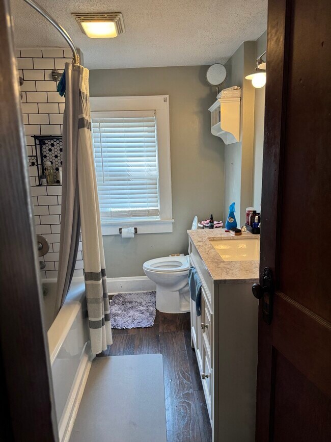 Building Photo - 265 E Markison Ave