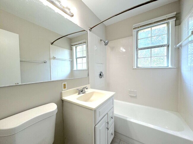 Building Photo - Welcome to this well-maintained top-floor condominium