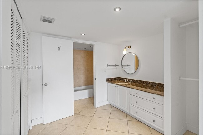 Building Photo - 3475 N Country Club Dr