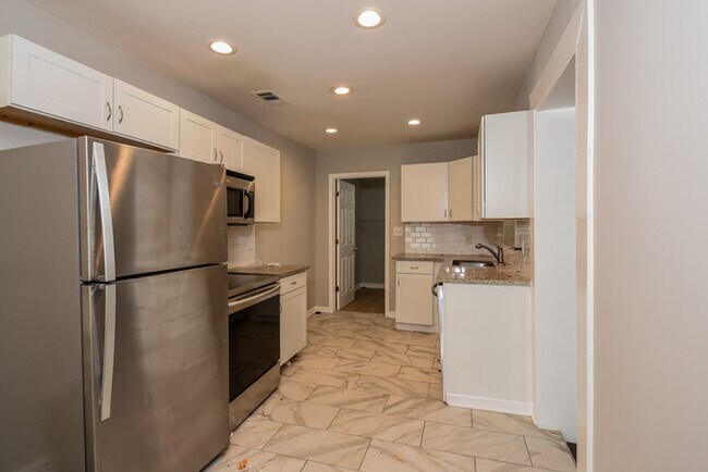 Building Photo - Fantastic 4bd/2ba home! Let yourself in!