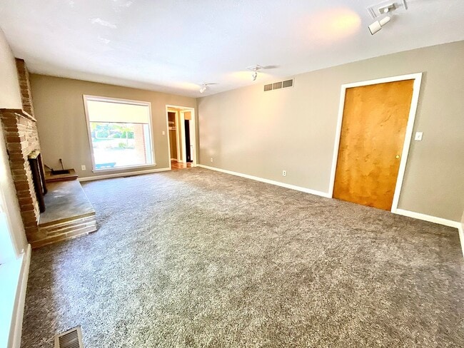 Building Photo - 4 Bedroom 2.5 bath on Central Rim minutes from downtown
