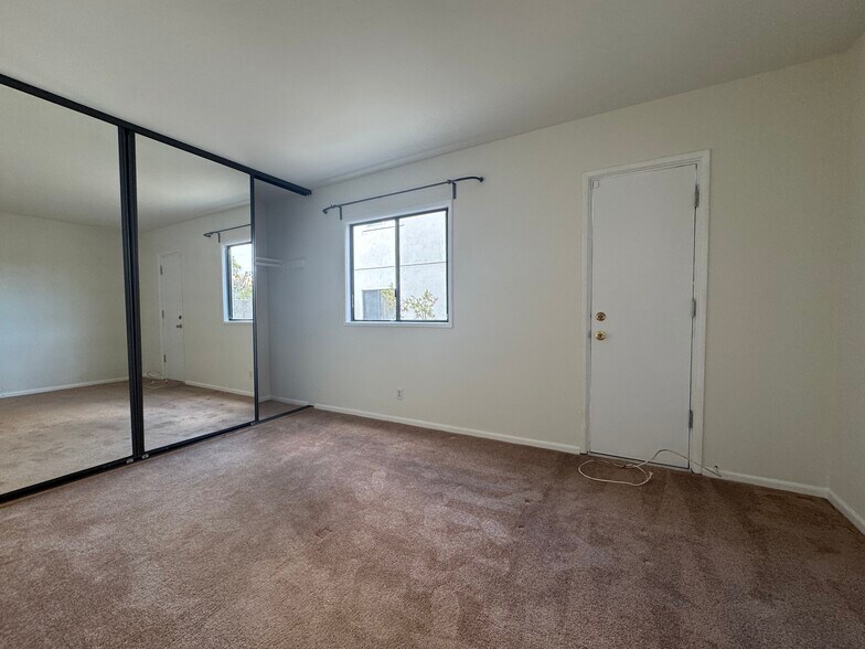 Building Photo - 714 Loma Dr