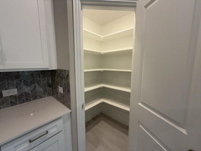 Building Photo - 612 Amenduni Ln
