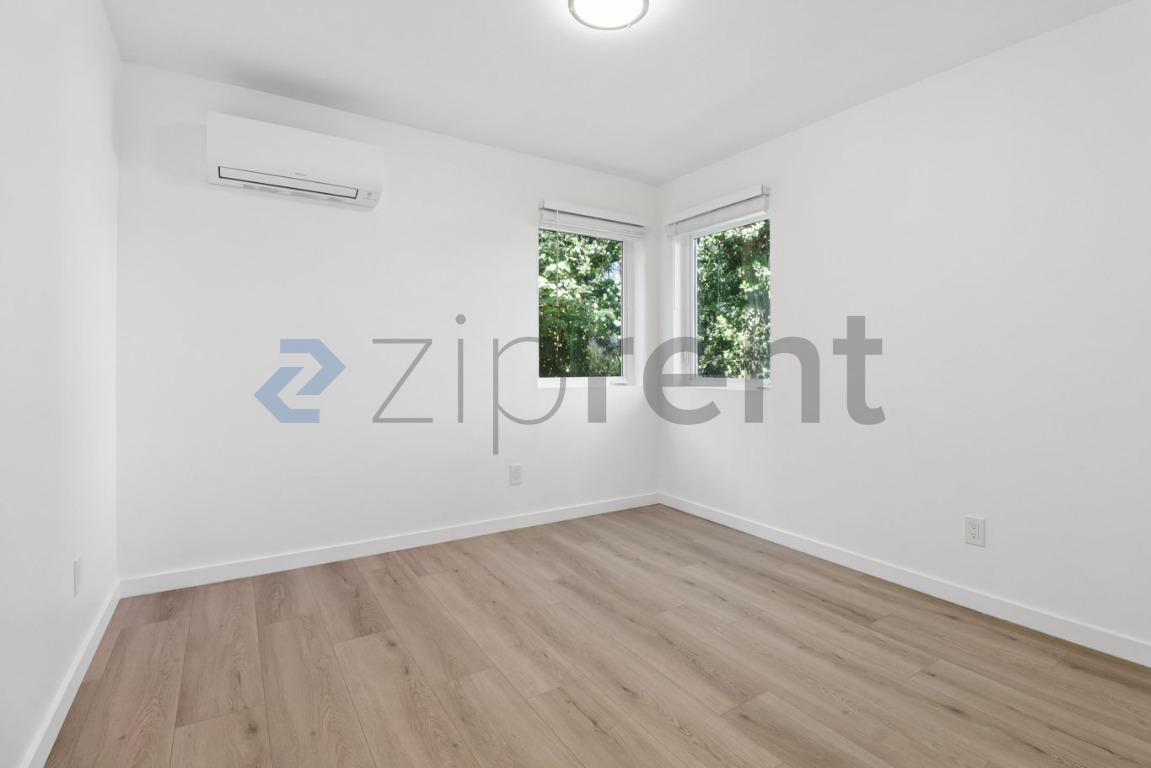 Building Photo - Unit