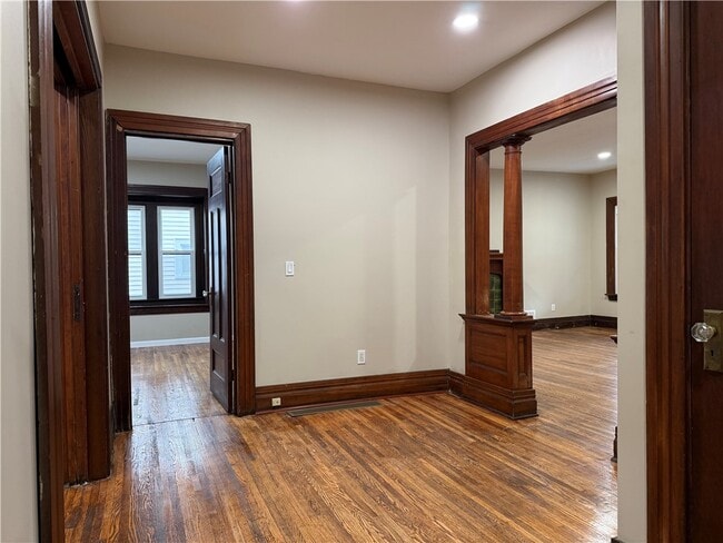 Building Photo - 483 Alexander St