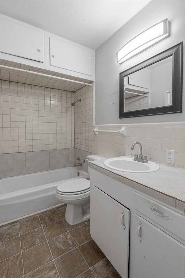 Building Photo - 525 12th St