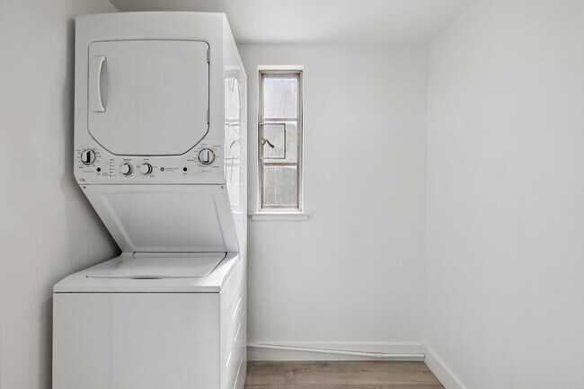 Building Photo - Stunning Luxury 2BR with Wraparound Deck in Downtown Palo Alto