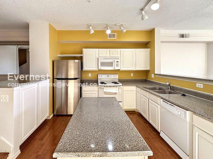 Building Photo - 2016 Oxford Ln