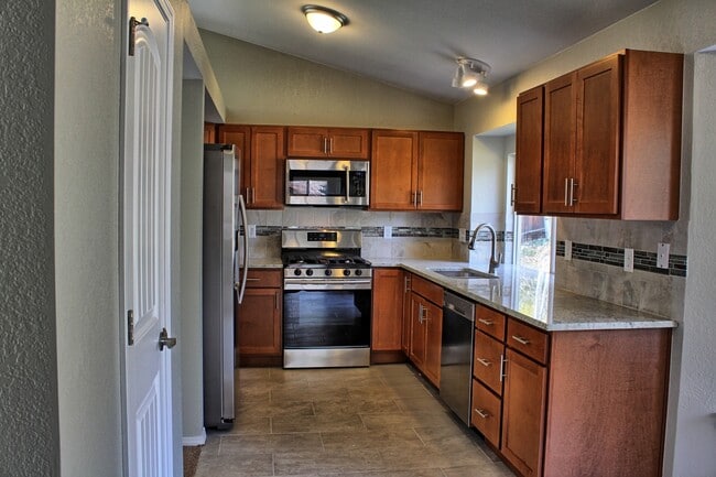 Building Photo - 10231 Travertine Pl