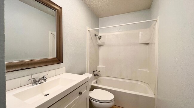 Building Photo - 8811 Pineridge Dr