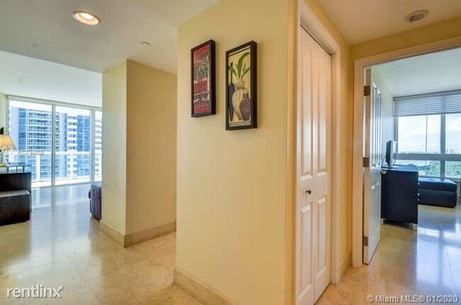 Building Photo - 2 br, 2 bath Condo - 6365 Collins Ave CORN...