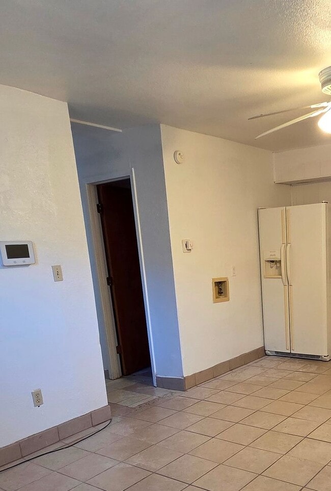 Building Photo - Small 2 bedroom 1 bath Apartment