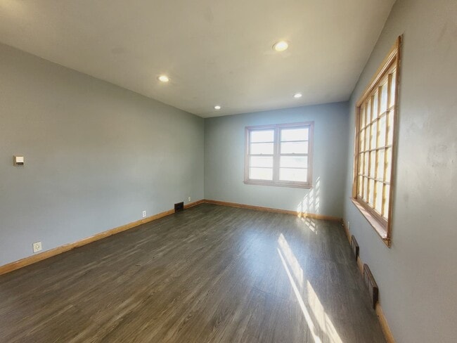 Building Photo - 1320 N Broadwell Ave