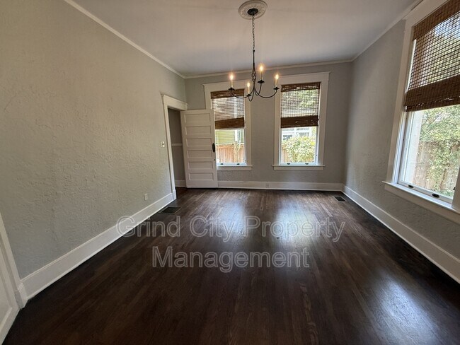 Building Photo - 653 Anderson St