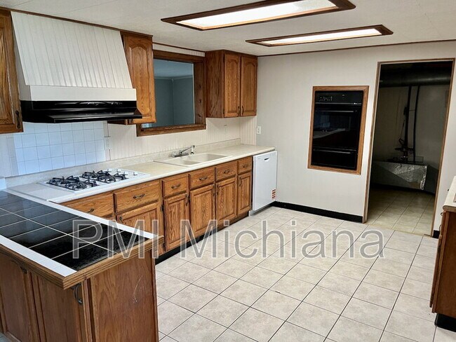 Building Photo - 2405 Woodmont Dr