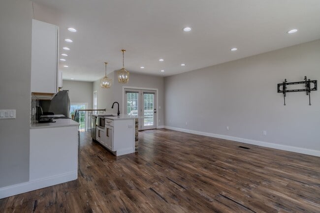 Building Photo - Contemporary Comfort and Versatility in a ...