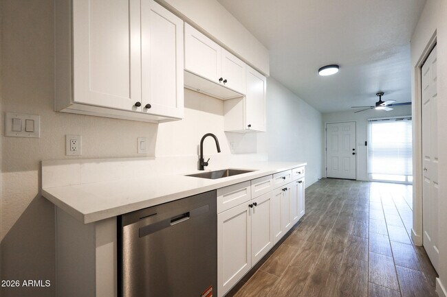 Building Photo - 558 S Lesueur