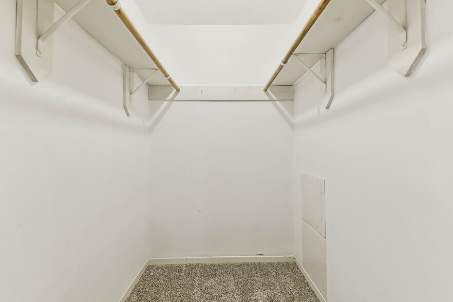 Building Photo - 26 W Broken Oak