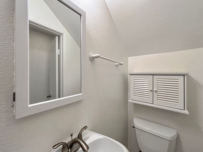 Building Photo - Charming 3BD/3BA Townhouse in University C...