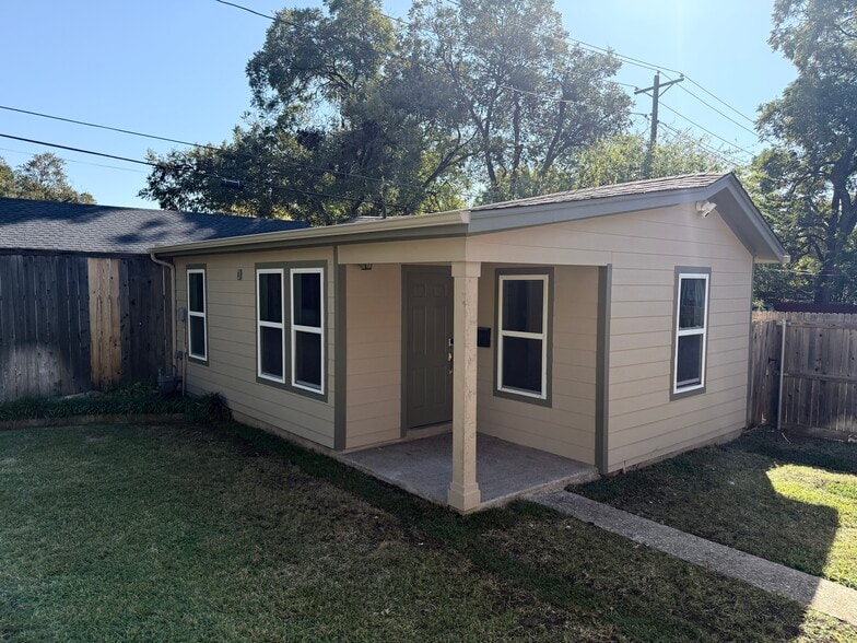 Detached Apartment - 3229 Odessa Ave