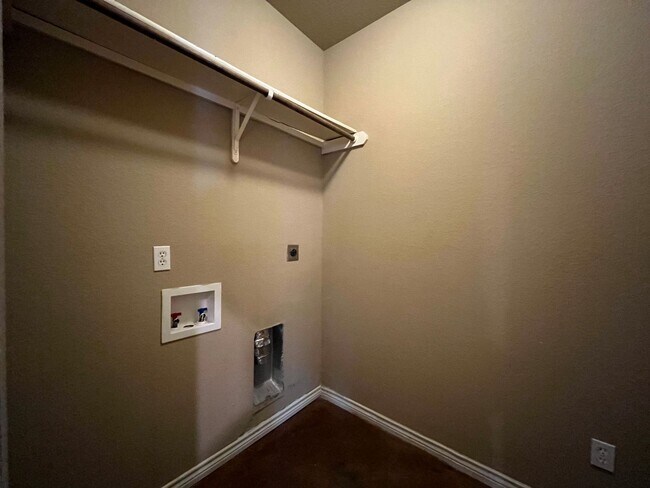 Building Photo - 4 Bedroom Single Family Home:  Available Now!