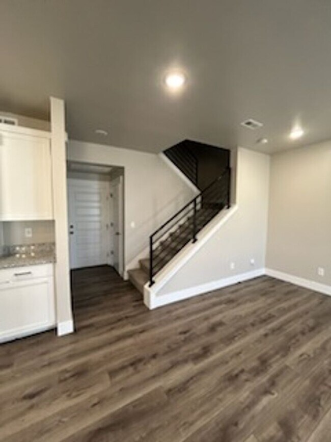 Building Photo - Hummingbird Townhome